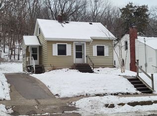 2425 Roosevelt St, Dubuque, IA 52001