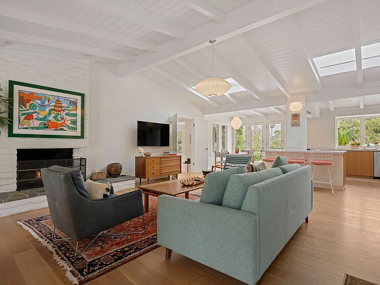 1211 E Valley Rd — Photo 22