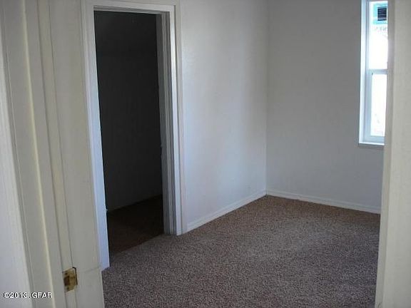 bedroom w/ walk-in closet