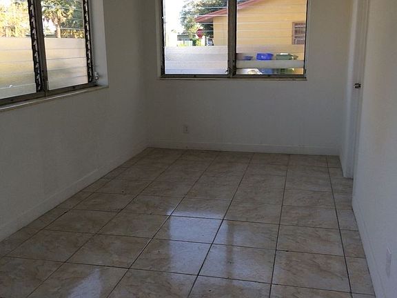 4th image of 411 NW 12th Ave