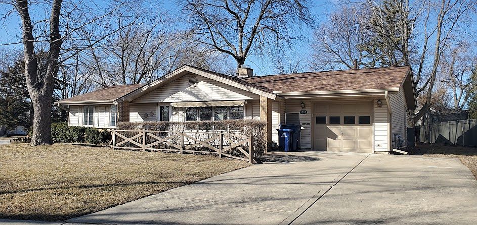 1818 Warwick Ln., Schaumburg. New Roof 2024. 4 car drive. 1 car garage. Patio deck with awning and privacy hedge.