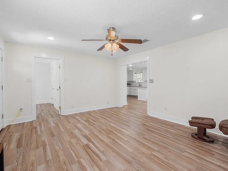 1510 Burt St — Photo 4