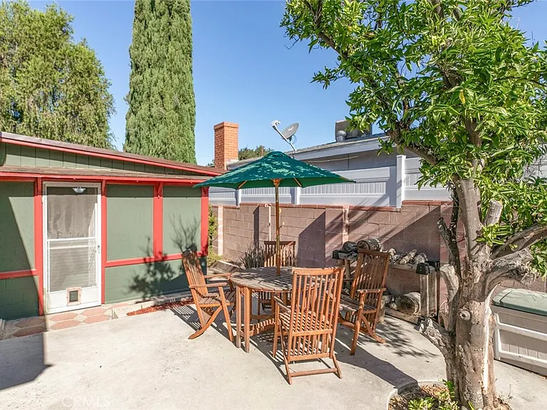 10706 Rhodesia Ave — Photo 17
