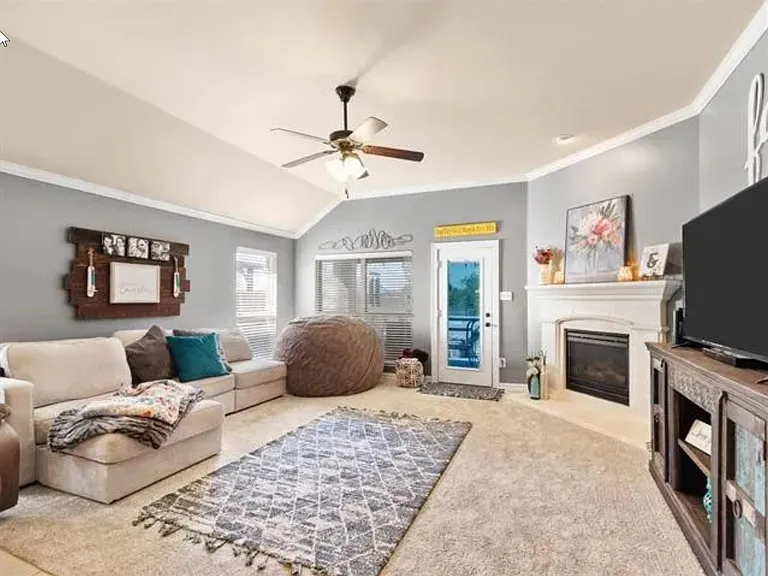 1052 Lufkin Ln — Photo 12