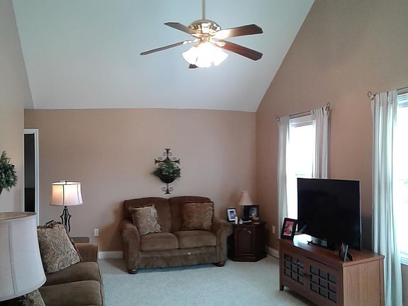 3rd image of 192 Canterbury Dr