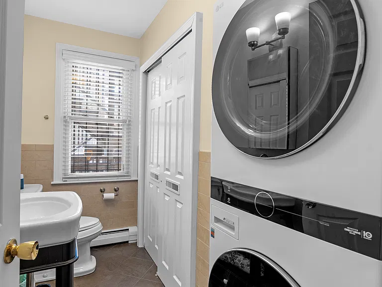 139 W 6th St #1 — Photo 12