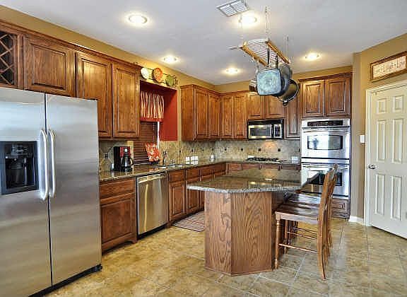 3rd image of 609 Peacock Dr