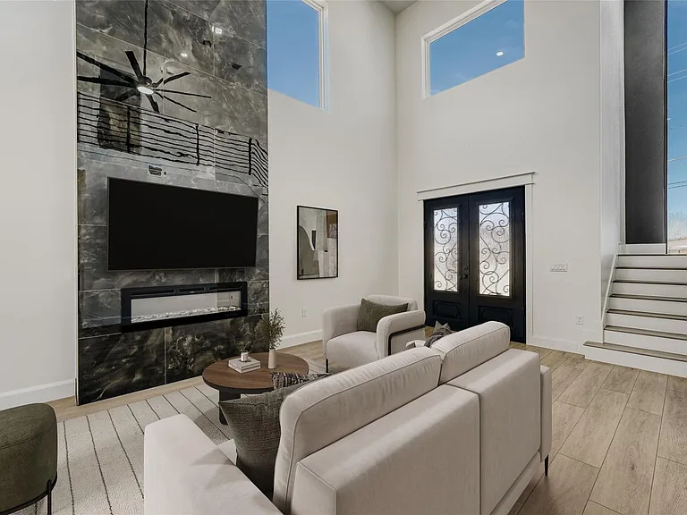 406 E Carrie Mnr — Photo 2
