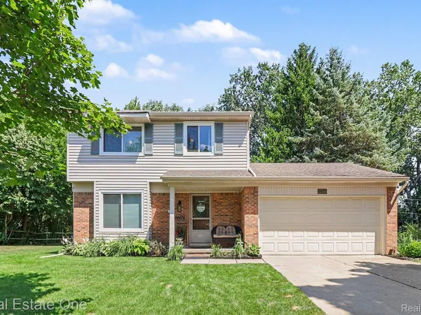 22344 Brookfield Dr, South Lyon, MI 48178