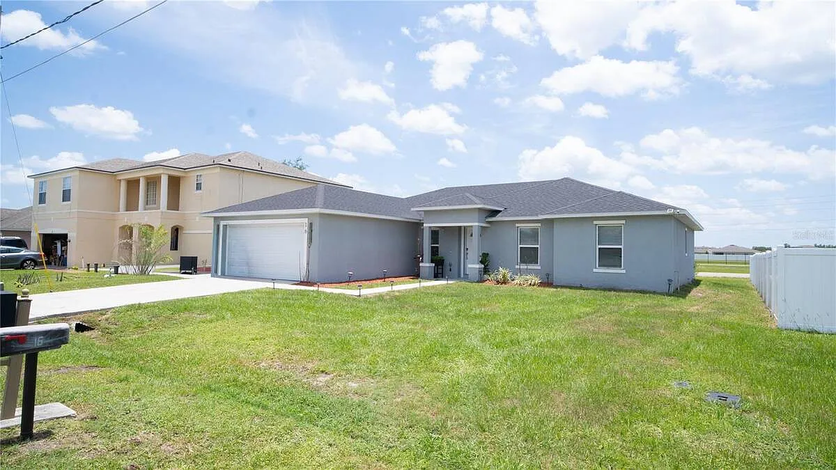 4 bed, 2.0 bath, 1767 sqft, $2,300 — Photo 2