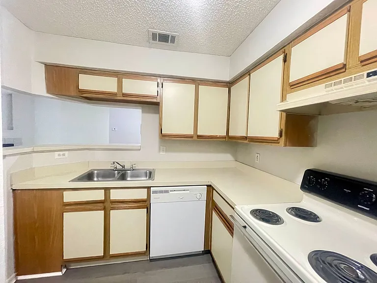 199 Afton Sq — Photo 14