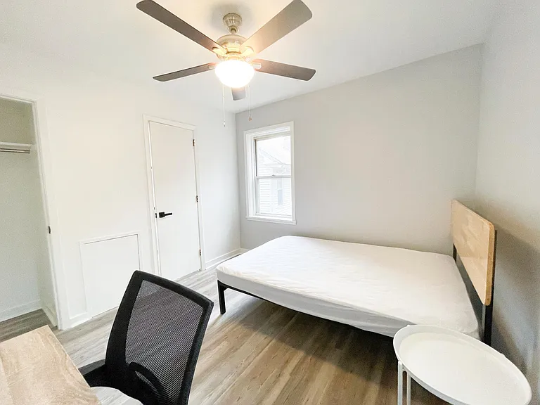 5735 Hobart St #3 — Photo 10