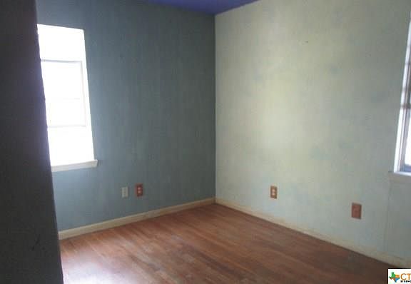 5th image of 901 S 5th St