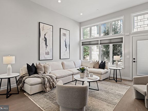 4th image of 2106 Spring St