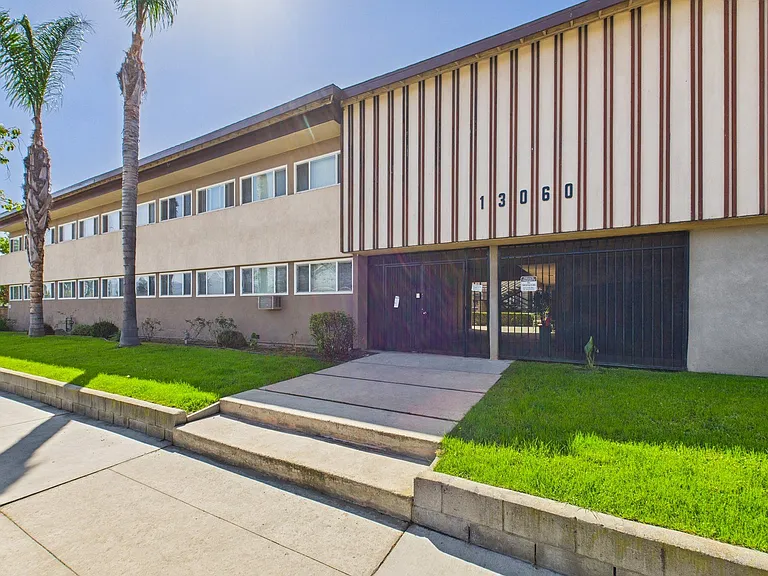 13060 Burbank Blvd. Apartments — Photo 41