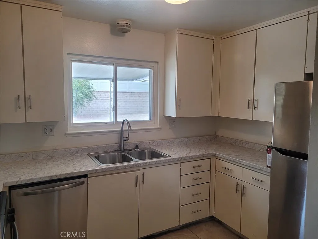 4 bed, 1631 sqft, $3,300 — Photo 4
