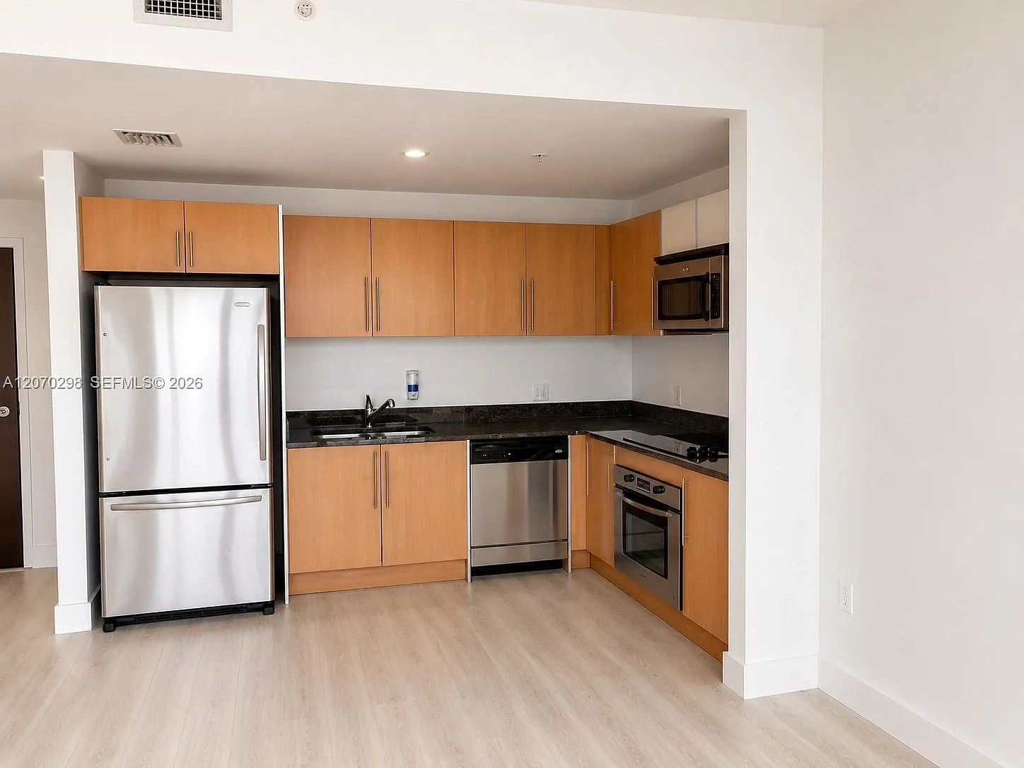 Met 1 Condo — Photo 2