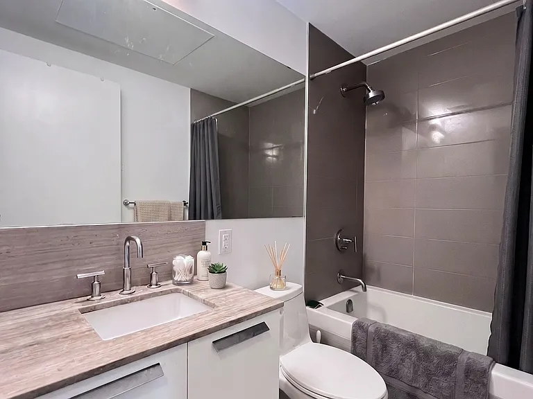 50 Charles St E #3613 — Photo 10