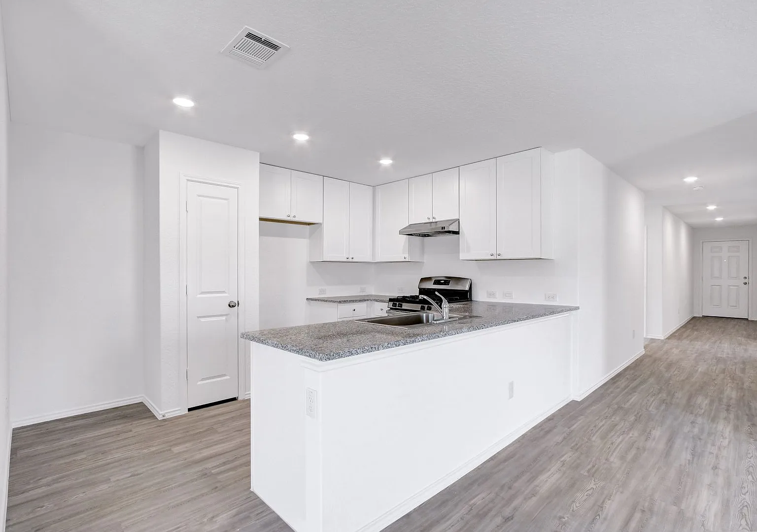 Modern 4-Bedroom Home with Prime Location and Efficient Features — Photo 1