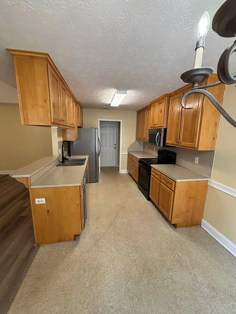 3BR/2BA Home with Great Room, Fireplace & Private Yard — Photo 2