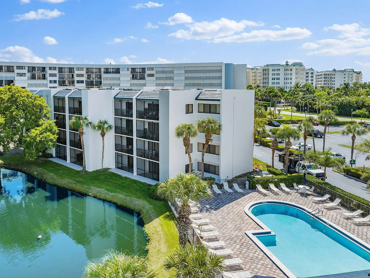 1 bed, 1.5 bath, 860 sqft, $6,000 — Photo 2