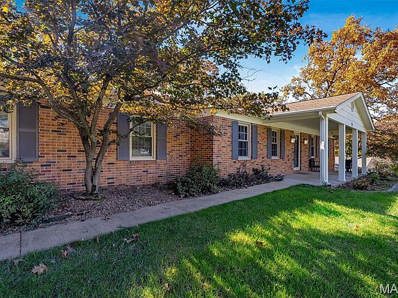 3rd image of 714 Camelot Estates Dr