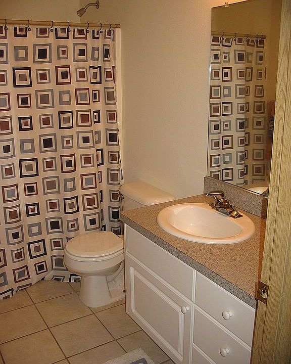 Upstairs Full Bathroom