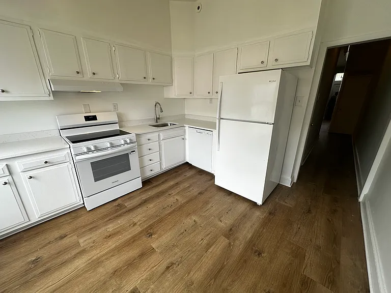 306 E St NE — Photo 19