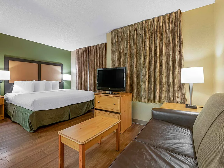Deluxe Studio - 1 King Bed