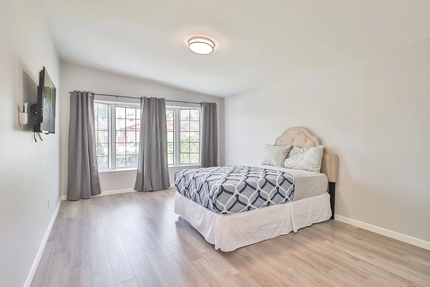 4 bed, 1500 sqft, $9,899 — Photo 2