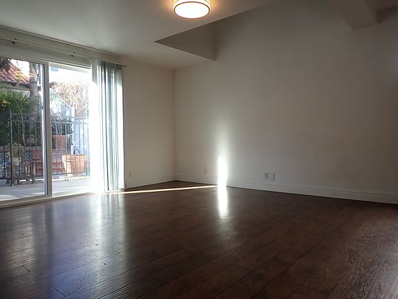 3rd image of 1309 Lakeside Ln
