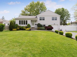 110 Briarwood Ln, Plainview, NY 11803