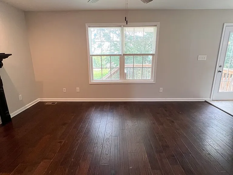 358 Chalet Cir — Photo 8