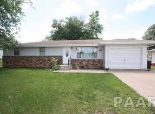 106 NE Railroad St, Hopedale, IL