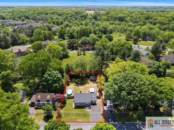 38 Edgemere Ave, Plainsboro, NJ 08536