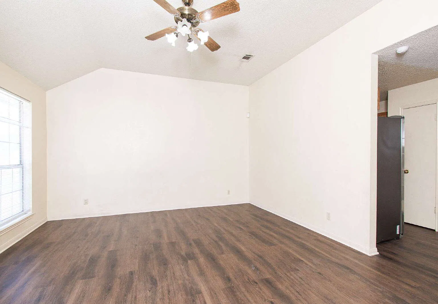 3 bed, 2.0 bath, 1050 sqft, $1,200 — Photo 2