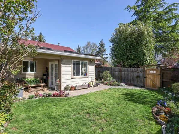 226 1st St #B, Courtenay, BC V9N 1A6