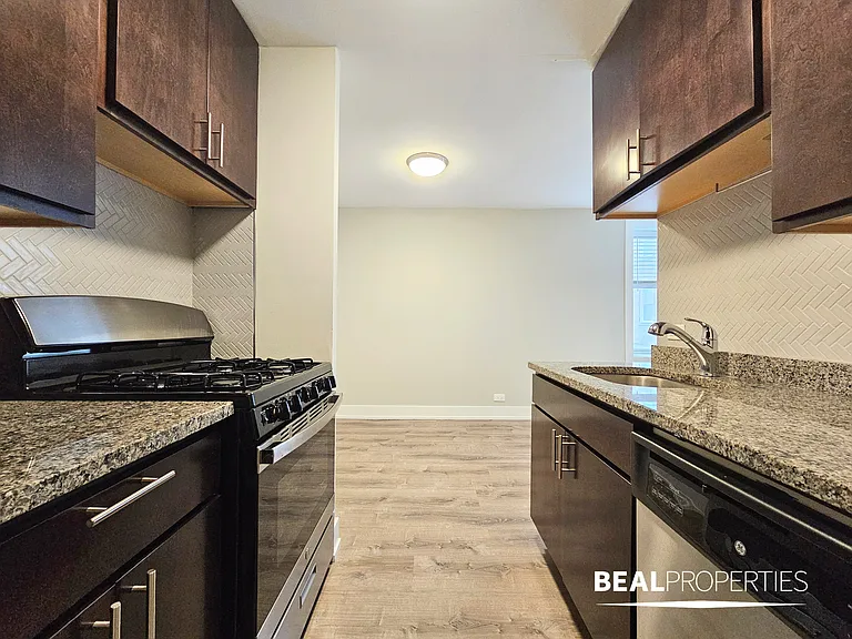 530 W Surf — Photo 125
