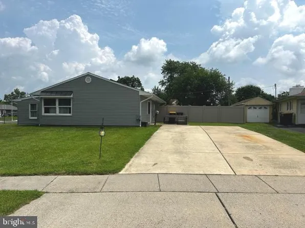 70 Lilac Ln, Levittown, PA 19054