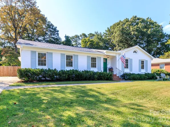 1700 Redcoat Dr, Charlotte, NC 28211