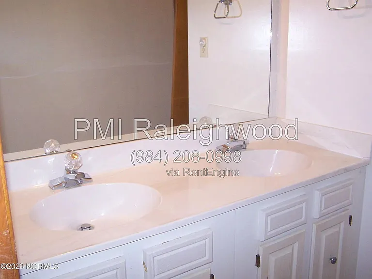 220 Foxkroft Dr — Photo 16