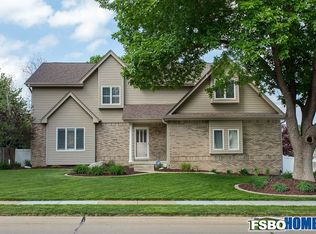 812 Michael Dr, Papillion, NE 68046