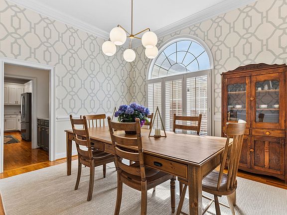 3rd image of 104 Autumn Wood Ct