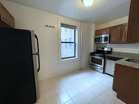 4th image of 1332 Riverside Dr APT 33