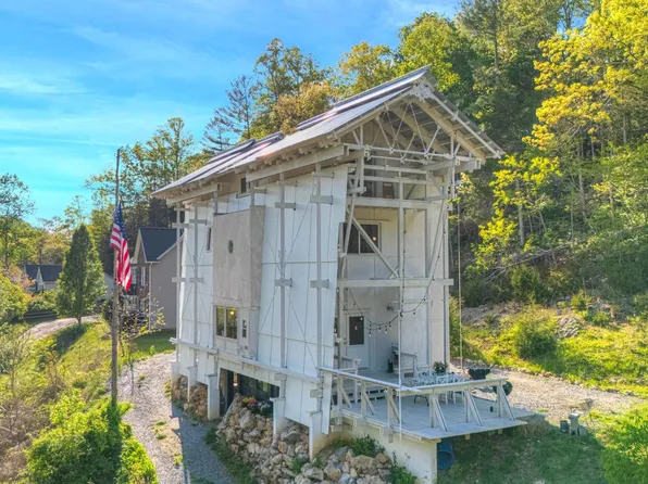 300 John Lemley Ln, Christiansburg, VA 24073