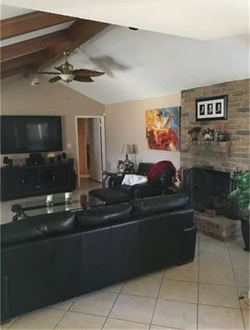 4 bed, 2.0 bath, 1739 sqft, $2,400 — Photo 3
