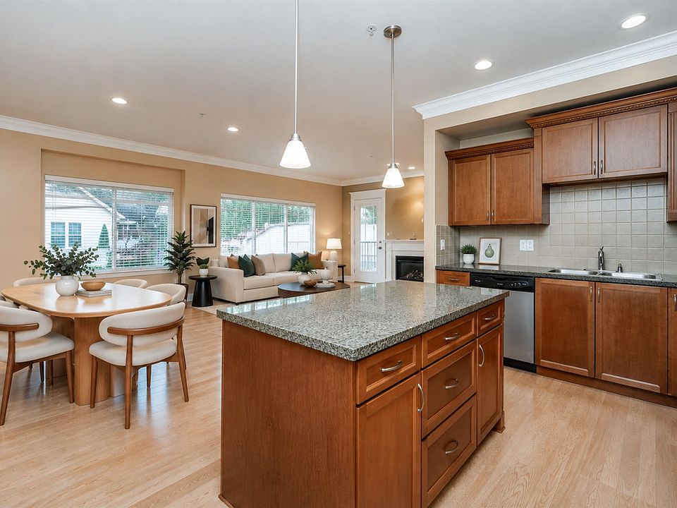 1st image of 22150 Dewdney Trunk Rd #301