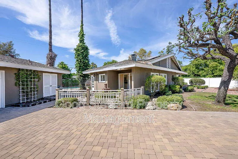 3 bed, 2.5 bath, 2390 sqft, $6,995 — Photo 4
