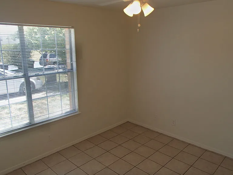 2202 Katy Ln — Photo 5