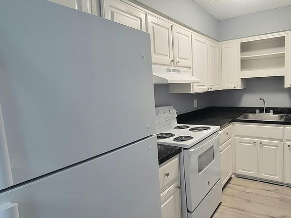 5th image of 8276 San Jose Manor Ct APT 4